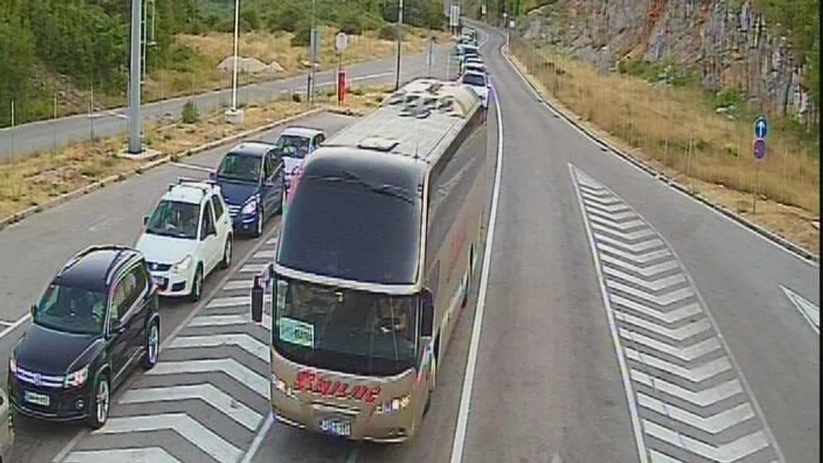 Za putnike koji planiraju putovanje prema susjednim zemljama, granični prelaz Brčko je otvoren za putnička vozila do 3,5 tone.