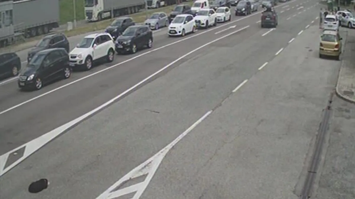 Ekipe su na terenu i intenzivno rade na raščišćavanju terena kako bi se što prije uspostavio normalan saobraćaj.