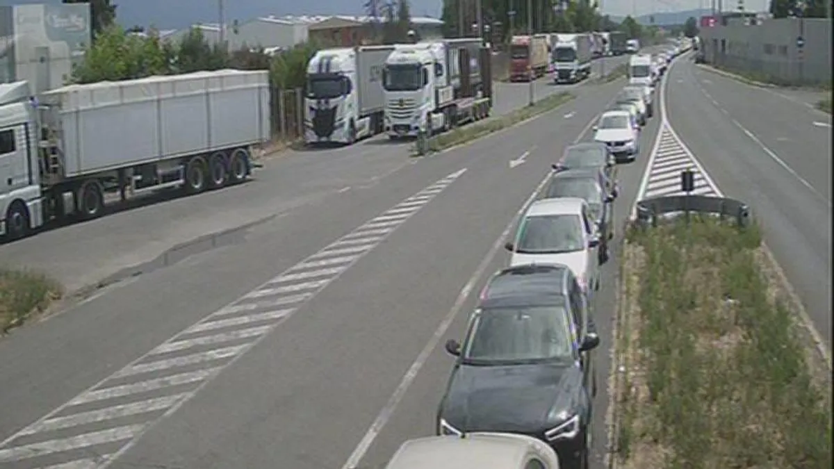 Ekipe su na terenu i intenzivno rade na raščišćavanju terena kako bi se što prije uspostavio normalan saobraćaj.
