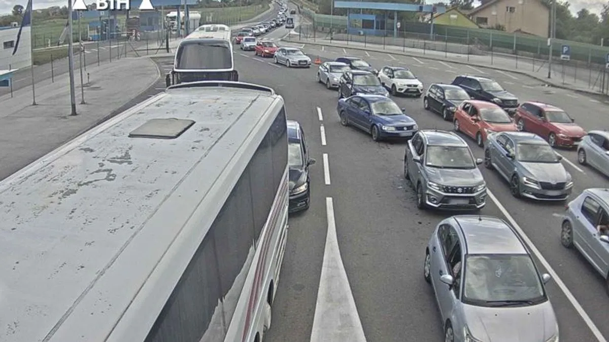 Ekipe su na terenu i intenzivno rade na raščišćavanju terena kako bi se što prije uspostavio normalan saobraćaj.