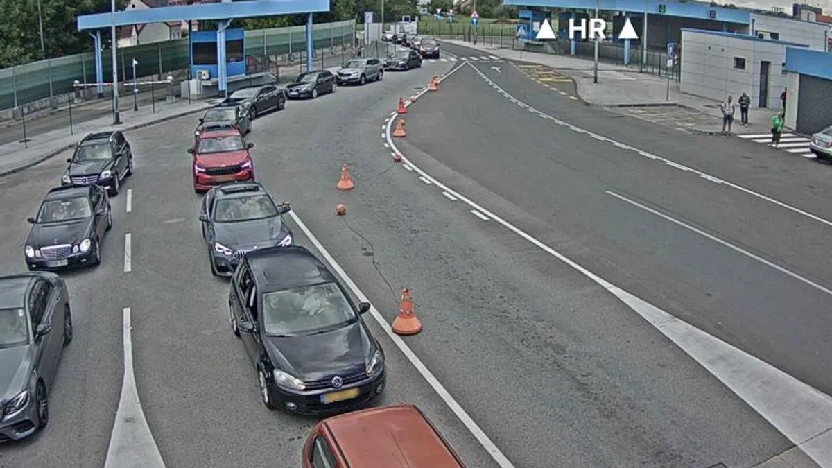 Ekipe su na terenu i intenzivno rade na raščišćavanju terena kako bi se što prije uspostavio normalan saobraćaj.