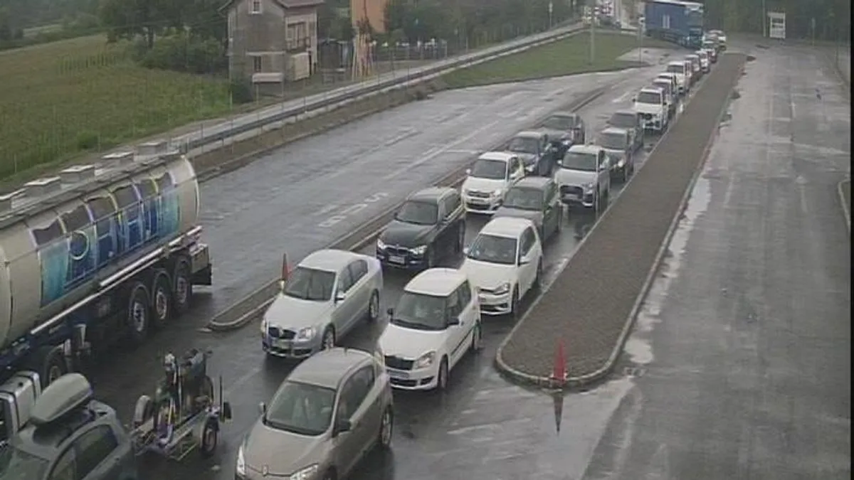 Ekipe su na terenu i intenzivno rade na raščišćavanju terena kako bi se što prije uspostavio normalan saobraćaj.