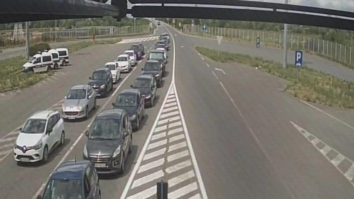 Ekipe su na terenu i intenzivno rade na raščišćavanju terena kako bi se što prije uspostavio normalan saobraćaj.
