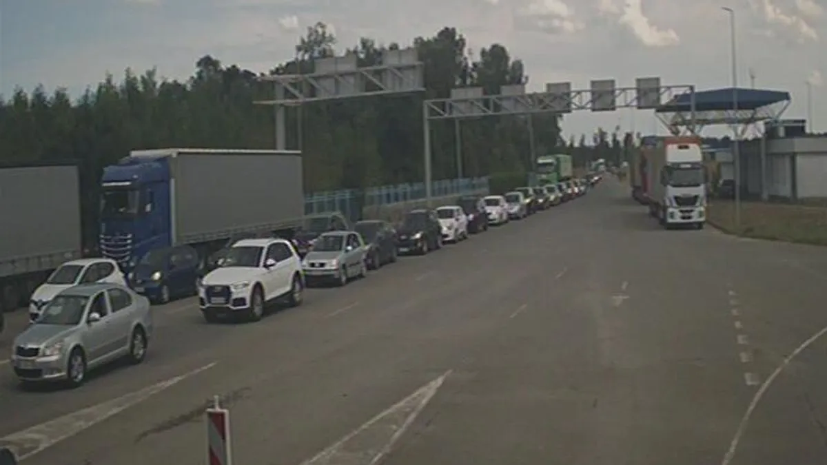 Ekipe su na terenu i intenzivno rade na raščišćavanju terena kako bi se što prije uspostavio normalan saobraćaj.