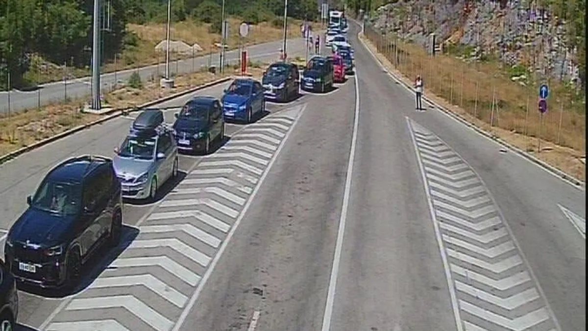 Ekipe su na terenu i intenzivno rade na raščišćavanju terena kako bi se što prije uspostavio normalan saobraćaj.