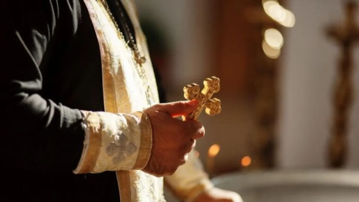 Istražitelji su tokom pretresa od sveštenika oduzeli dva kompjutera, laptop, mobilne telefone i USB-ove