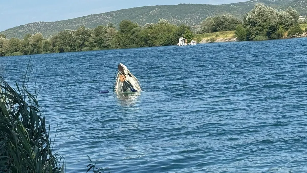 Nestanak je prijavljen nakon što je u ušću rijeke Neretve pronađen gotovo potpuno potonuo gliser