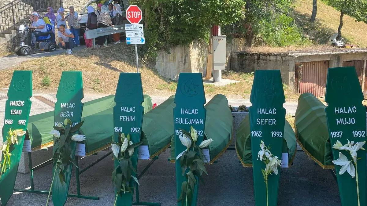 Najstarija žrtva koja će biti ukopana je Mujo Halać, imao je 55 godina kad je ubijen, najmlađa je Esad Hadžić koji je ubijen u 24-toj godini.