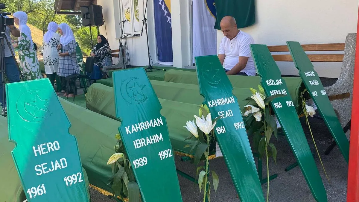Najstarija žrtva koja će biti ukopana je Mujo Halać, imao je 55 godina kad je ubijen, najmlađa je Esad Hadžić koji je ubijen u 24-toj godini.