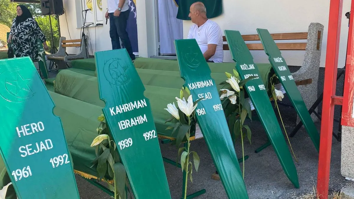 Najstarija žrtva koja će biti ukopana je Mujo Halać, imao je 55 godina kad je ubijen, najmlađa je Esad Hadžić koji je ubijen u 24-toj godini.