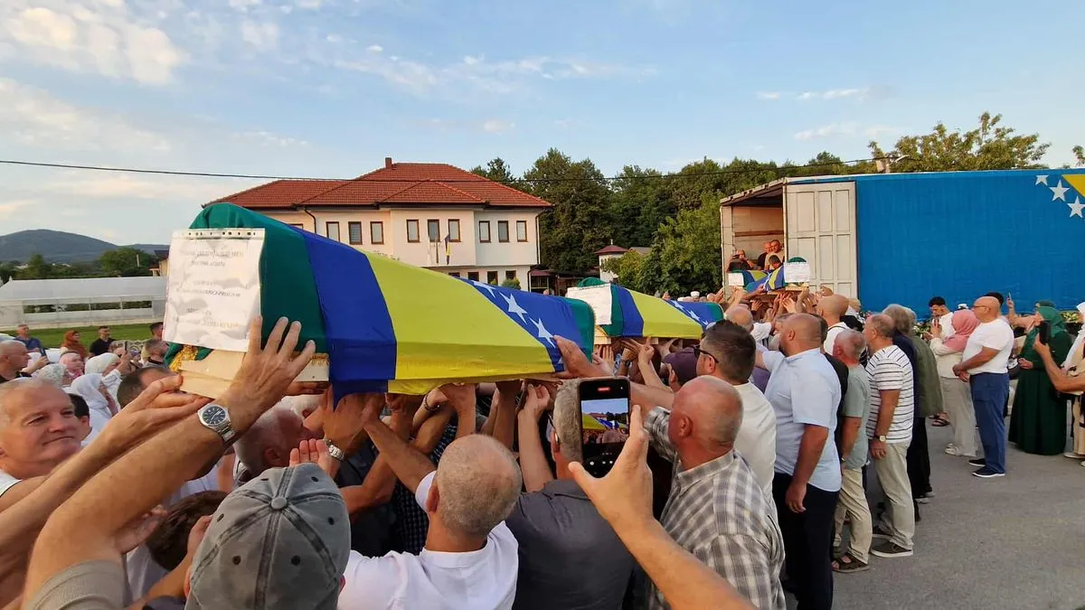 Najmlađa žrtva koja će biti ukopana ove godine je Semir (Aziz) Čelić koji je imao 24 godine kada je ubijen.