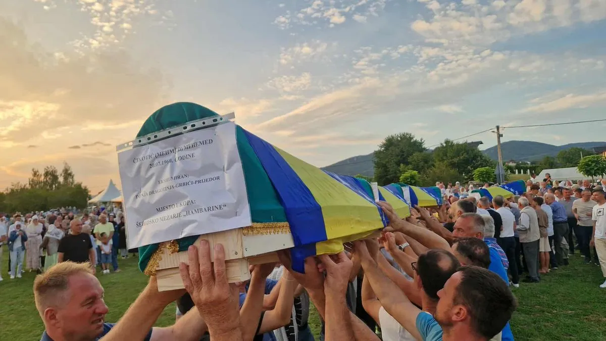 Najmlađa žrtva koja će biti ukopana ove godine je Semir (Aziz) Čelić koji je imao 24 godine kada je ubijen.