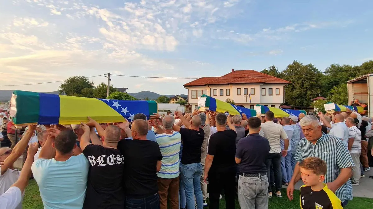 Najmlađa žrtva koja će biti ukopana ove godine je Semir (Aziz) Čelić koji je imao 24 godine kada je ubijen.