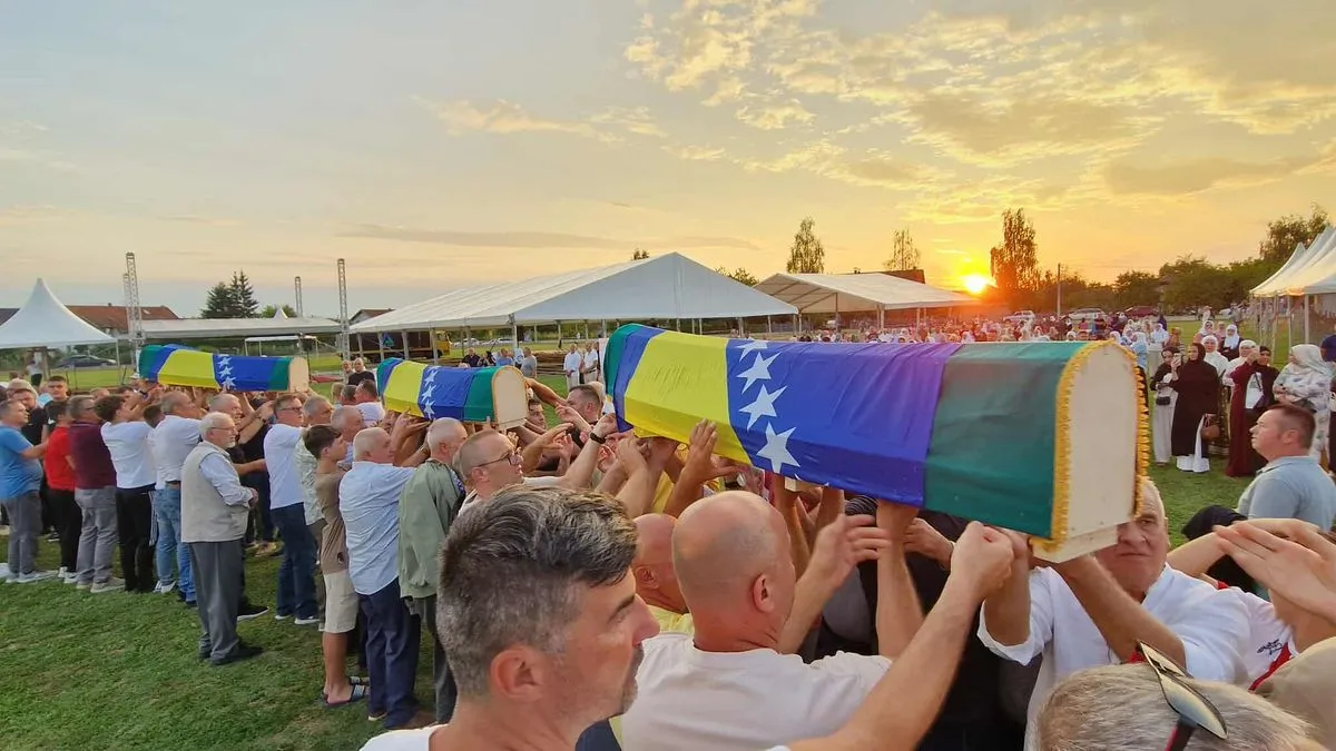 Prijedor i Sana pamte: Tišina i suze dočekale šehide u Kamičanima