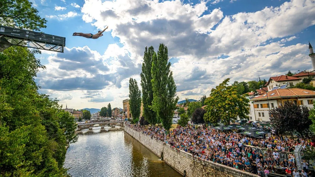 Skokovi u vodu na jednoj od najljepših prirodno-urbanih lokacija Sarajeva.