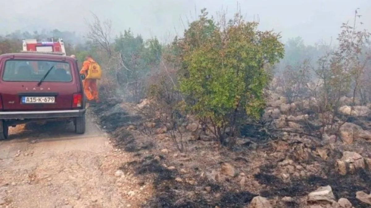 Vatrogasci su sinoć odbranili kuće od požara u mjestu Staro Slano kod Trebinja, kao i putnu komunikaciju