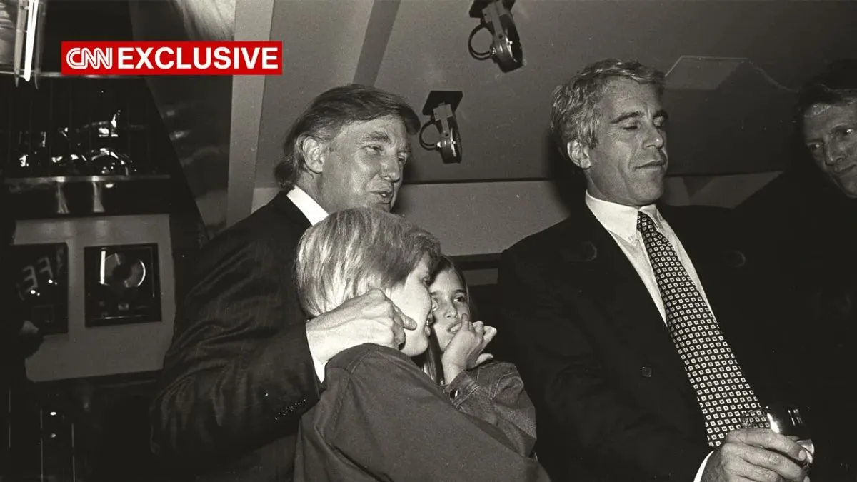 Trumpa je CNN pitao o fotografijama sa vjenčanja, rekao: "Vi se šalite", a potom više puta nazvao medij "lažnim vijestima" i prekinuo poziv