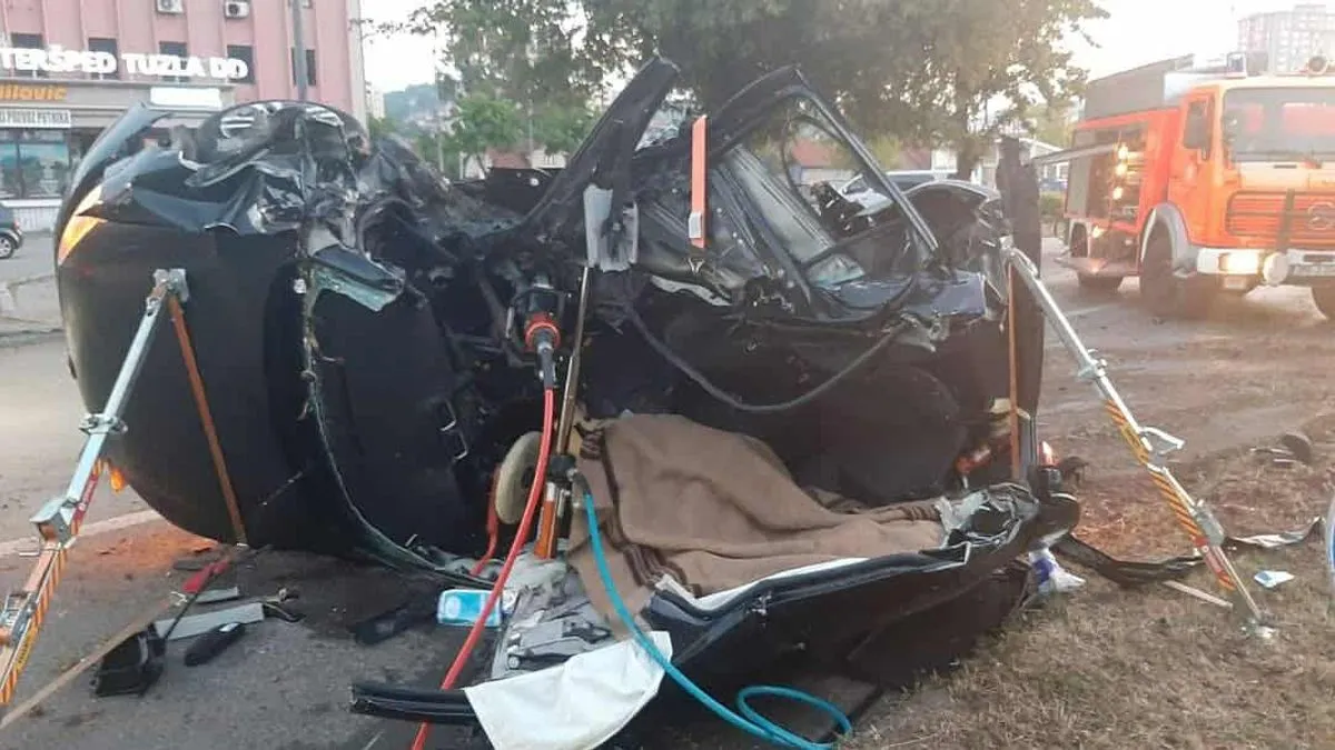 U toku je uviđaj, koji vrše istražitelji OKP PU Tuzla i vještak saobraćajne struke