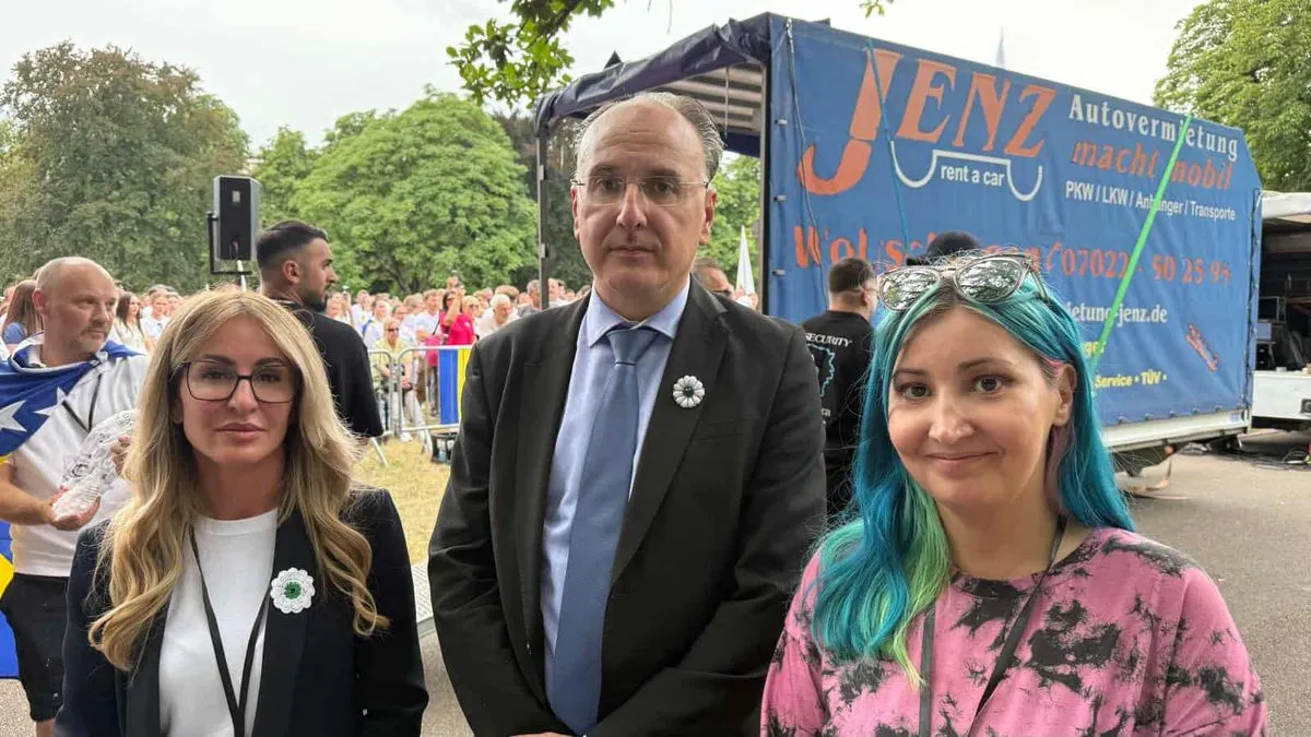 Marš mira krenuo je ispred zgrade Generalnog konzulata Bosne i Hercegovine u Stuttgartu tačno u 14:00 sati.