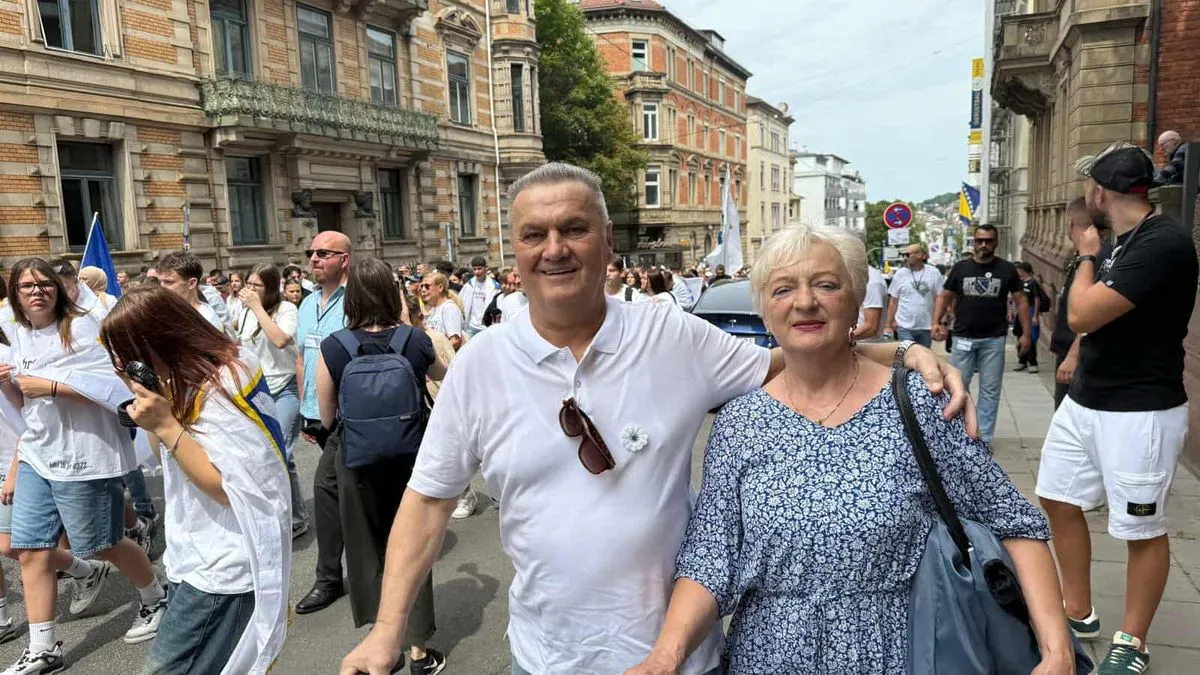 Marš mira krenuo je ispred zgrade Generalnog konzulata Bosne i Hercegovine u Stuttgartu tačno u 14:00 sati.