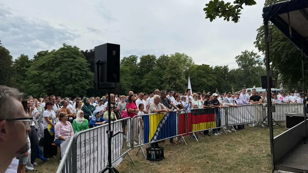 Marš mira krenuo je ispred zgrade Generalnog konzulata Bosne i Hercegovine u Stuttgartu tačno u 14:00 sati.