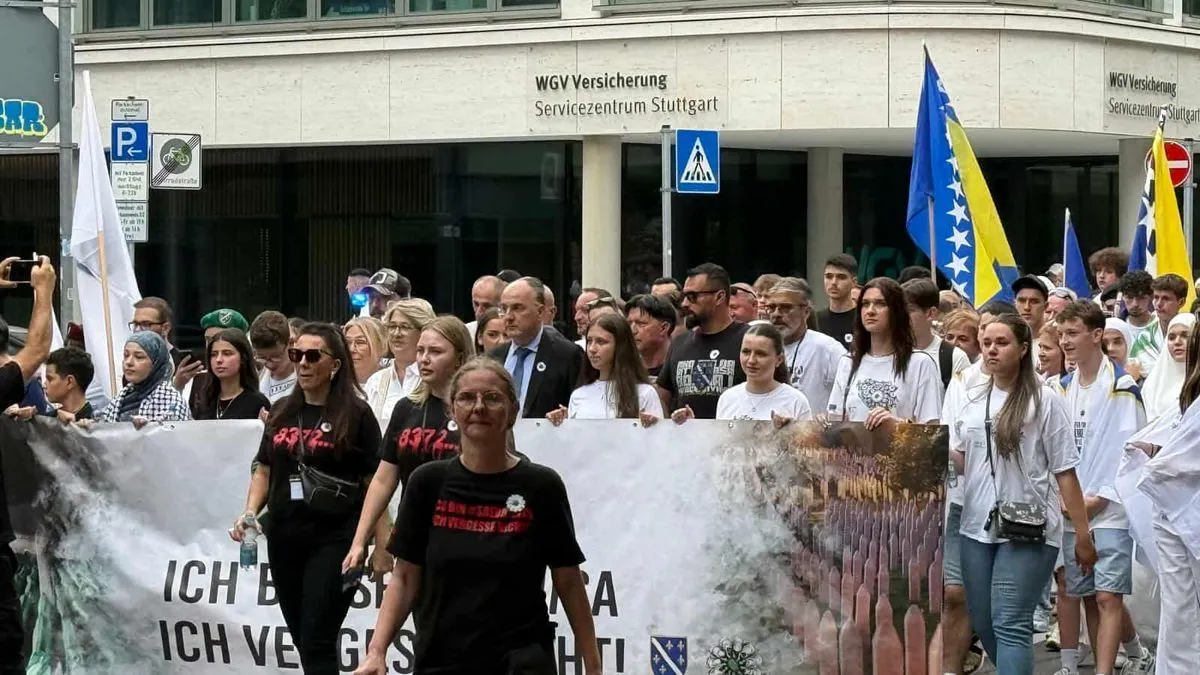 Marš mira krenuo je ispred zgrade Generalnog konzulata Bosne i Hercegovine u Stuttgartu tačno u 14:00 sati.