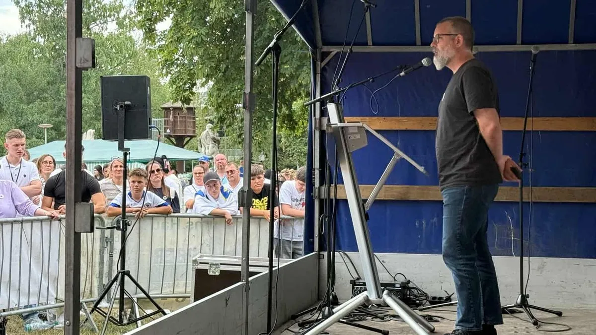 Marš mira krenuo je ispred zgrade Generalnog konzulata Bosne i Hercegovine u Stuttgartu tačno u 14:00 sati.