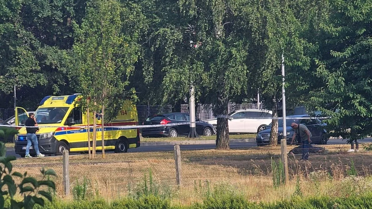 Na teren su izašli policija i hitna pomoć, a prostor je ograđen policijskom trakom. 