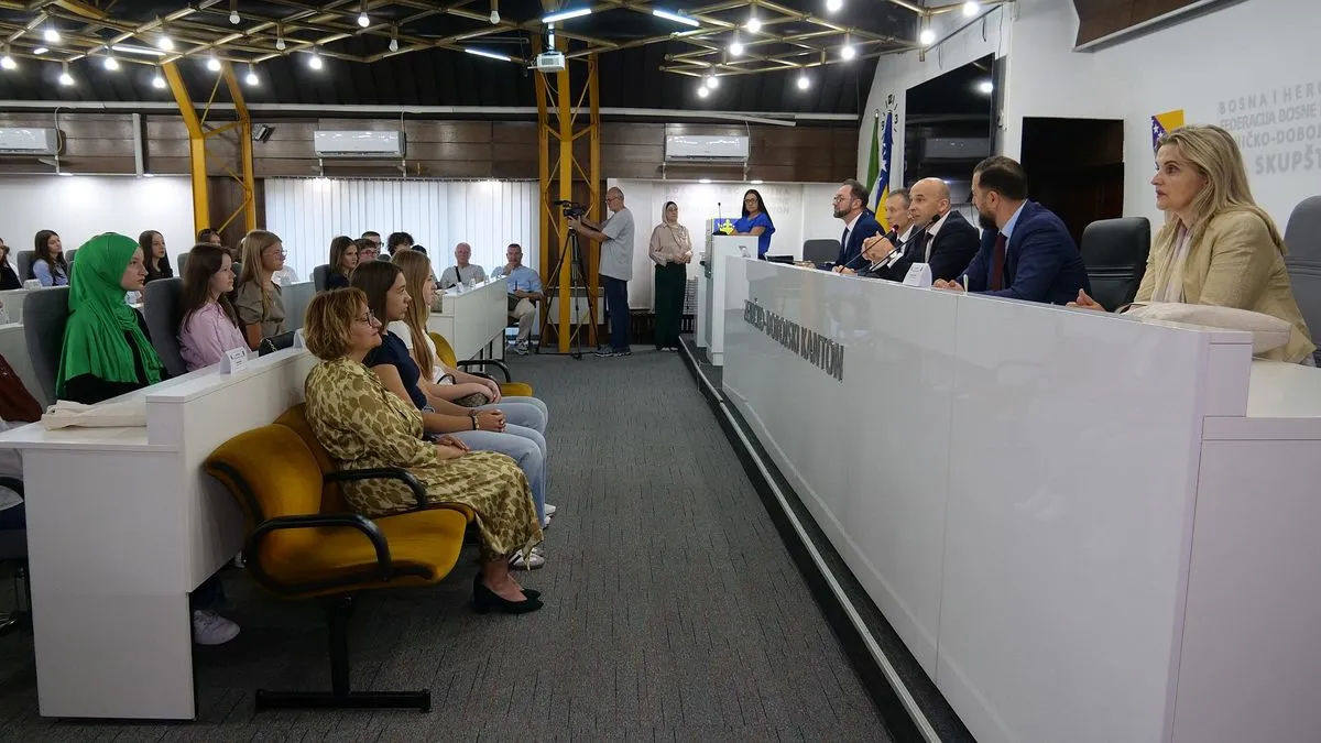 Premijer Pivić uručio nagrade od 500 KM učenicima generacije osnovnih i srednjih škola u ZDK