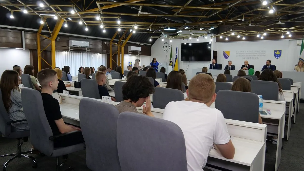 Ema Kalabušić, koja je završila Osnovnu školu „Musa Ćazim Ćatić“ u Zenici, objasnila je da je ovo podstrek za nju te da namjerava nastaviti školovanje u Općoj gimnaziji u Zenici