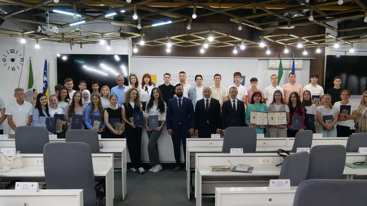 Premijer Pivić uručio nagrade od 500 KM učenicima generacije osnovnih i srednjih škola u ZDK