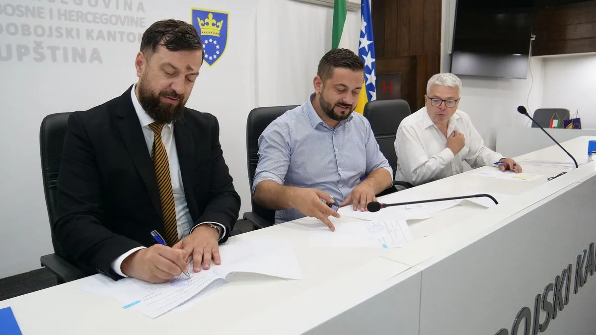 Premijer Nezir Pivić je rekao da je Vlada posvećena rješavanju ovog pitanja, kao i unapređenja materijalnog položaja svih zaposlenih...