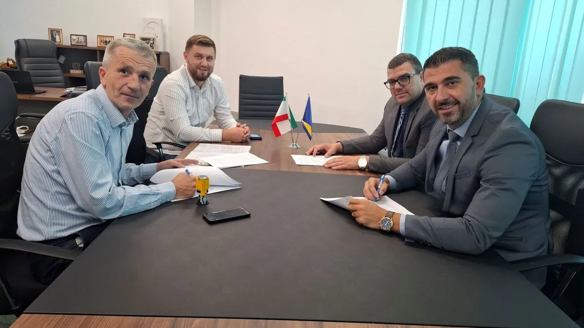 Drugi ugovor potpisan danas, odnosi se na projekat „Sanacija regionalne ceste R 445 Zenica - Lašva od kružnog toka Drivuša do privrednog društva „Almy Metalno“. 