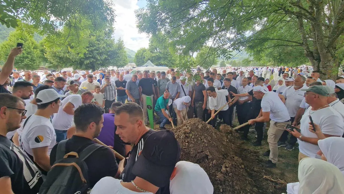 Najmlađe žrtve genocida od kojih se danas oproštaju njihovi najbliži su 19-godišnjaci Senajid Avdić i Hariz Mujić