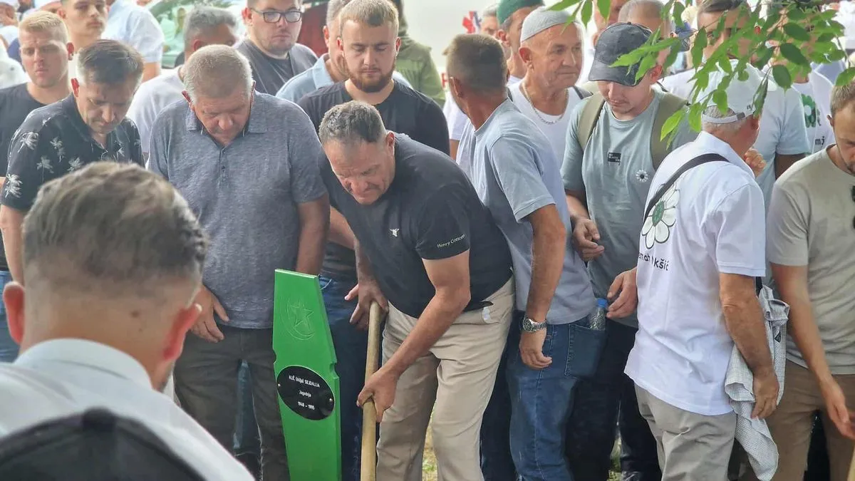 Najmlađe žrtve genocida od kojih se danas oproštaju njihovi najbliži su 19-godišnjaci Senajid Avdić i Hariz Mujić