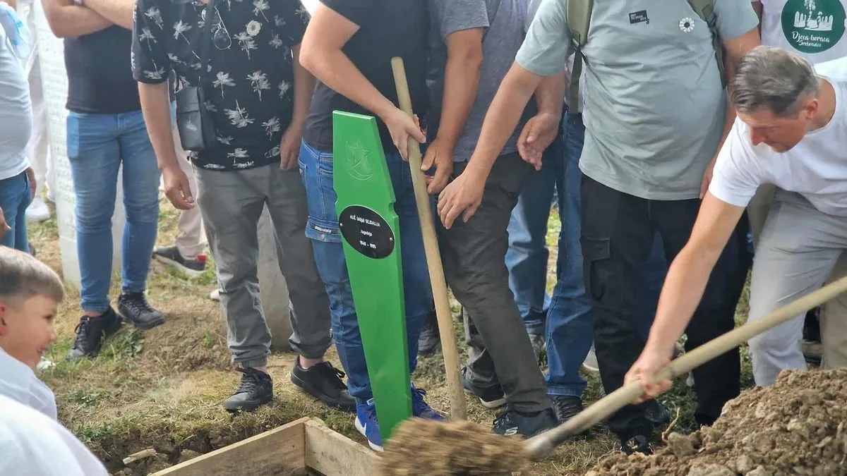Najmlađe žrtve genocida od kojih se danas oproštaju njihovi najbliži su 19-godišnjaci Senajid Avdić i Hariz Mujić