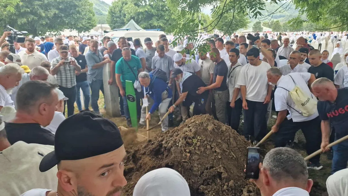 Tuga bez kraja: Obavljen ukop 7 žrtava genocida u Srebrenici