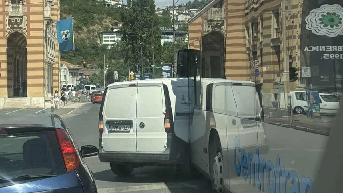  Zbog ove saobraćajne nesreće stvorile su se velike gužve od Vijećnice pa sve do Skenderije što je izazvalo i dodatnu nervozu kod vozača