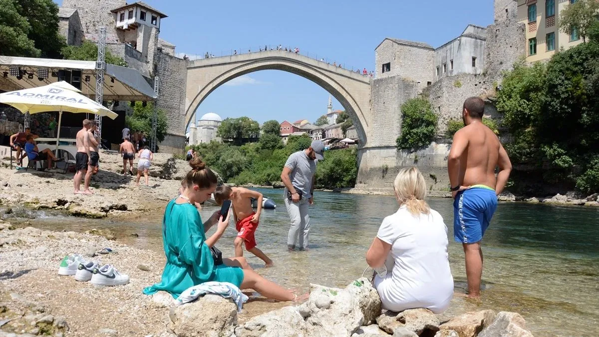 Jutarnja temperatura zraka od 17 do 24, a dnevna od 28 do 34, lokalno na jugu i sjeveru zemlje do 37 °C.