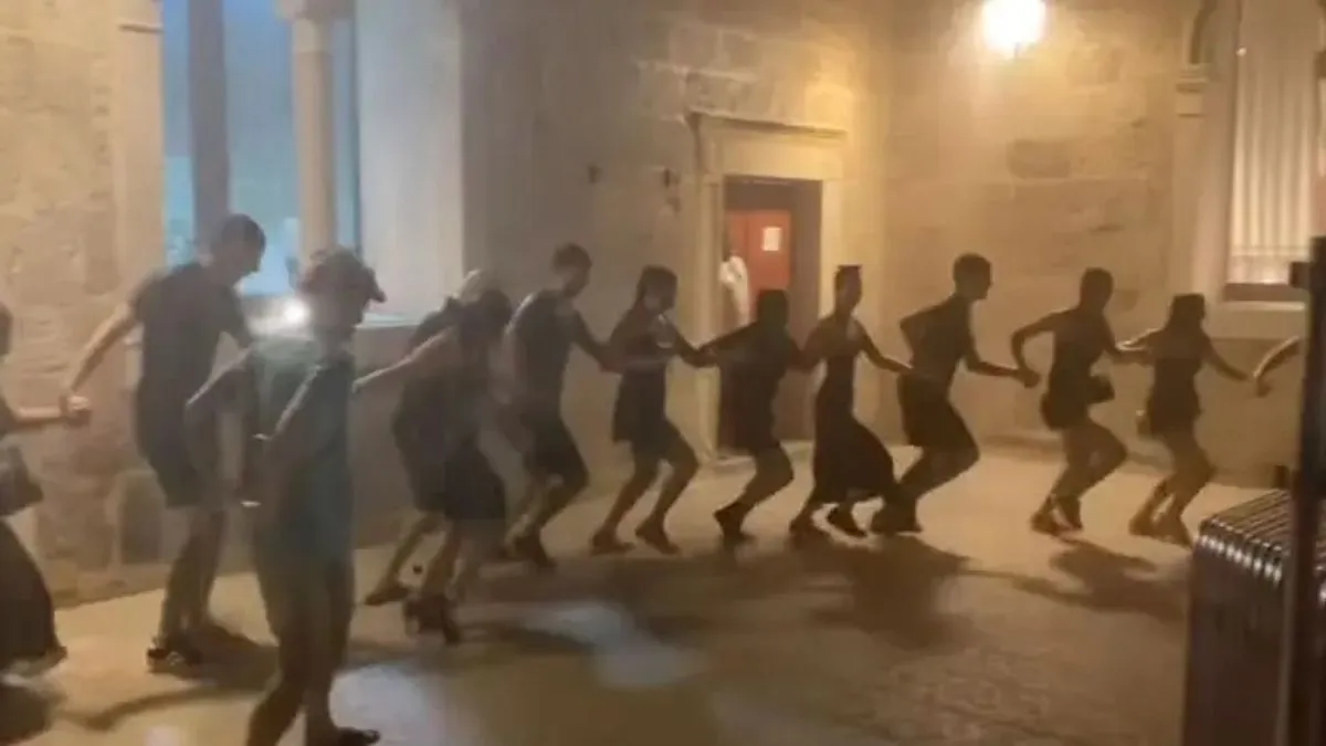 Subotnju večer obilježili su izraženi pljuskovi širom zemlje, a meteorolozi su za određena područja izdali najviši stepen upozorenja.