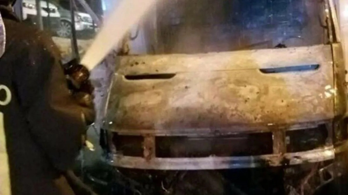 Izvori bliski istrazi navode kako se razmatra mogućnost da je napad bio oblik upozorenja ili pokušaj zastrašivanja, ali konkretan motiv još nije poznat.
