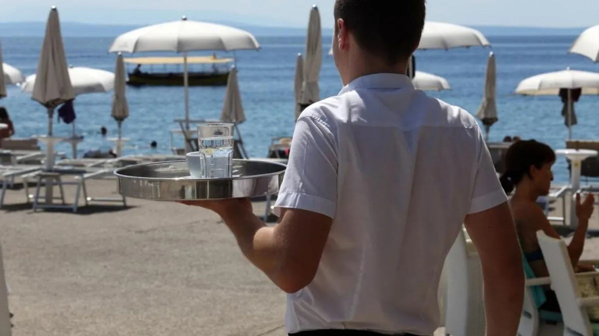 Rekao je da oni imaju problem sa mladom radnom snagom koja nema iskustva, te da se to na kraju odrazi na uslugu u ugostiteljskim objektima