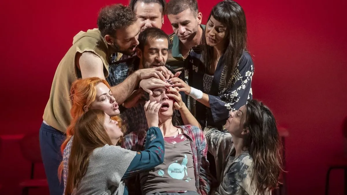 U predstavi igraju: Helena Vuković, Haris Bidžan, Vedran Đekić, Ejla Bavčić Tarakčija, Mak Čengić...