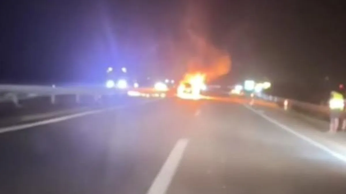 Do nesreće je došlo nešto prije ponoći kada je automobil, prema prvim informacijama, sletio s puta, udario u ogradu a potom se i zapalio.