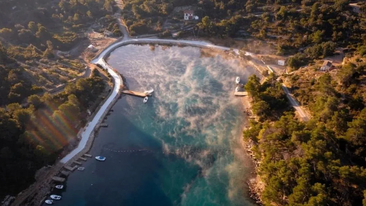 More je vidno onečišćeno masnim mrljama, crnim naslagama i drugim otpadnim tvarima