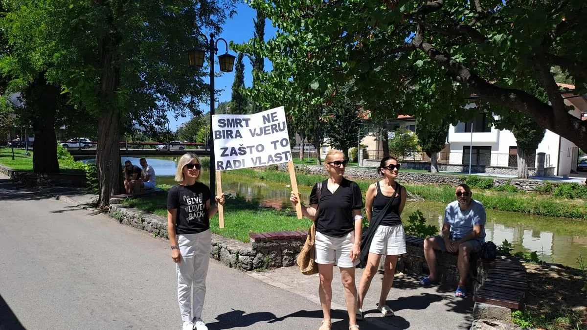 Umjetnički performans ispred Gradske uprave Stolac: Prazan tabut – puna poruka