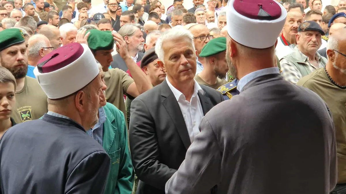 Dženazu namaz predvodio je uvaženi dr. Husein ef. Kavazović, reisu-l-ulema Islamske zajednice Bosne i Hercegovine