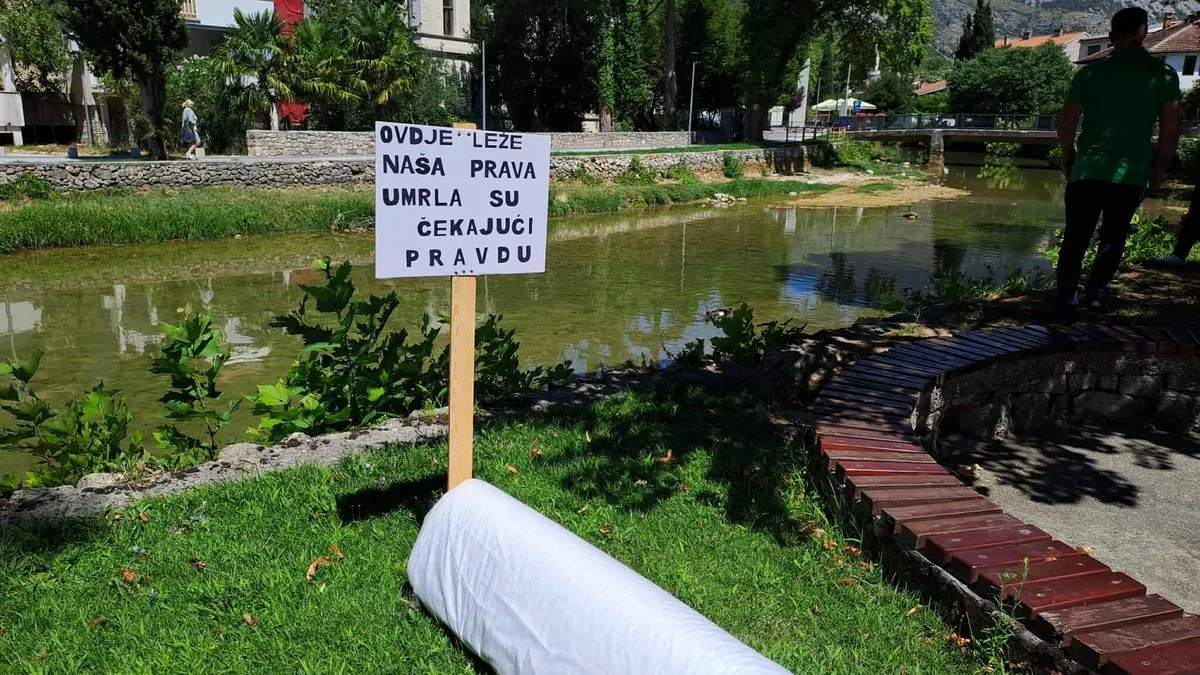 Ova umjetnička akcija nije bila politička, niti vjerska manifestacija, već akt građanske svijesti i moralne obaveze da se ukaže na nepravdu. 