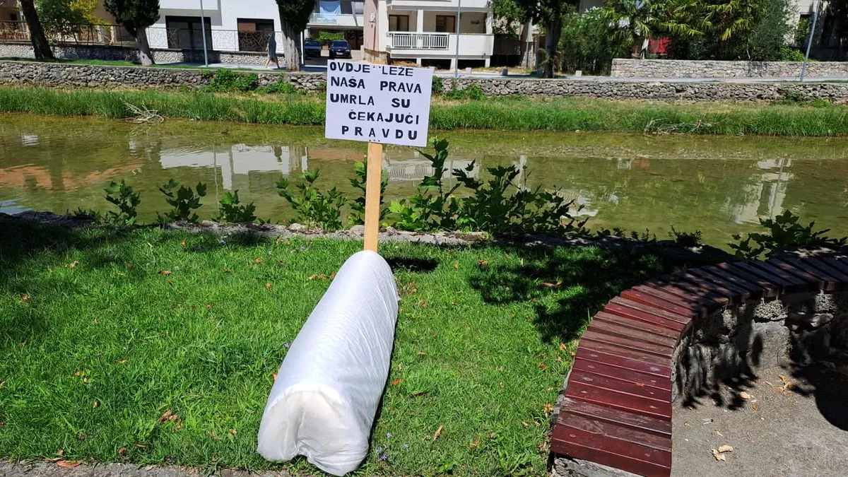 Umjetnički performans ispred Gradske uprave Stolac: Prazan tabut – puna poruka