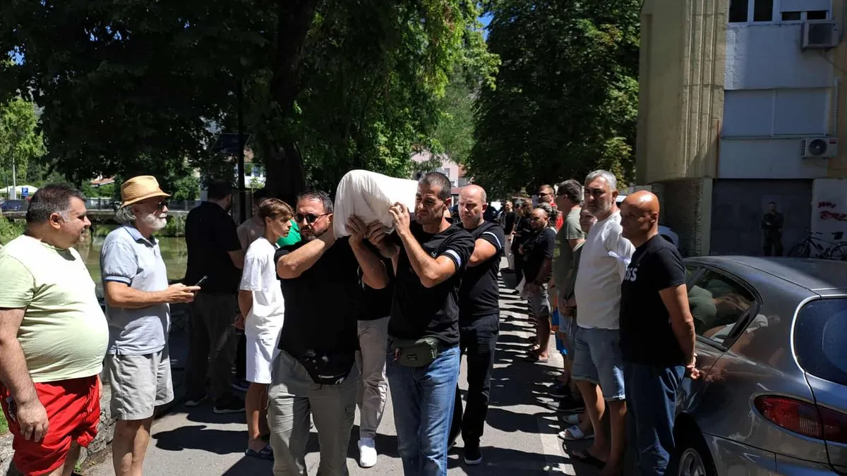 Ova umjetnička akcija nije bila politička, niti vjerska manifestacija, već akt građanske svijesti i moralne obaveze da se ukaže na nepravdu. 